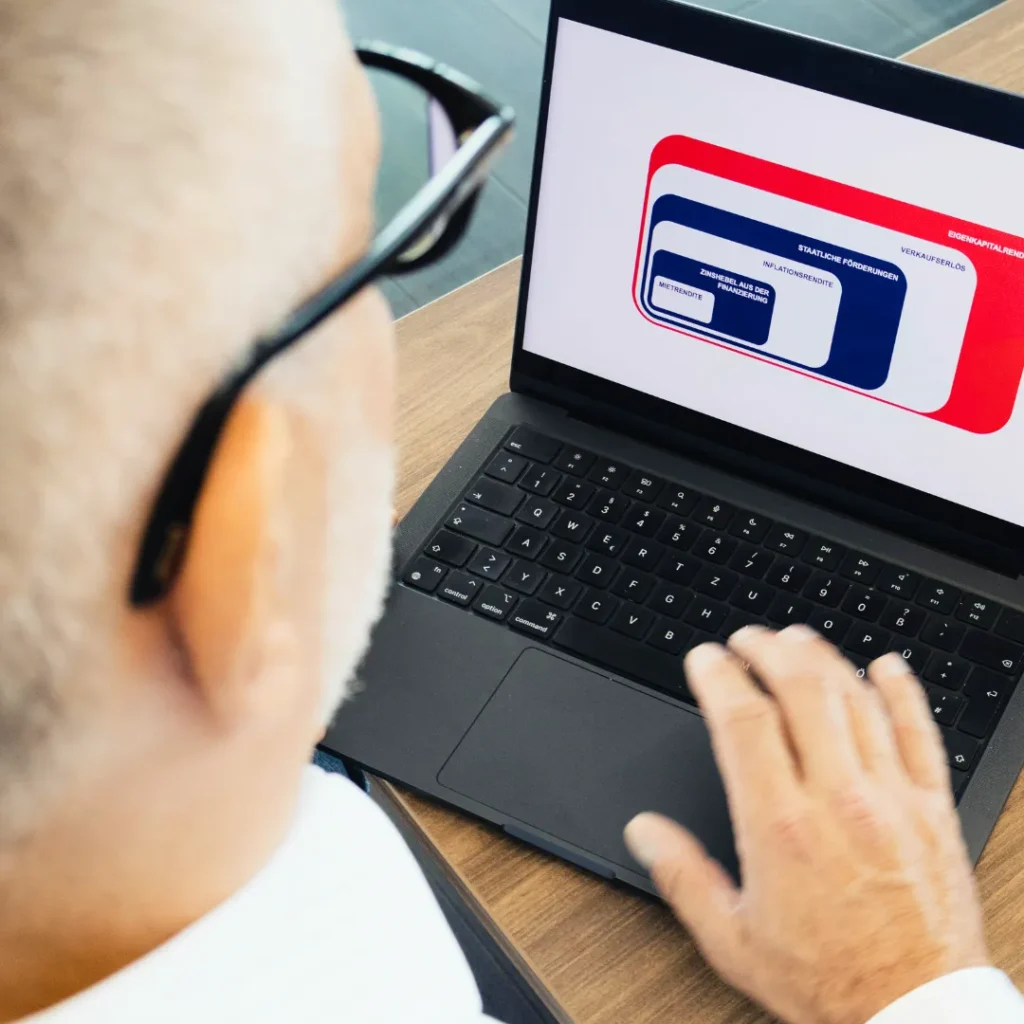 Blick über die Schulter von Stefan Reuter auf sein Laptop