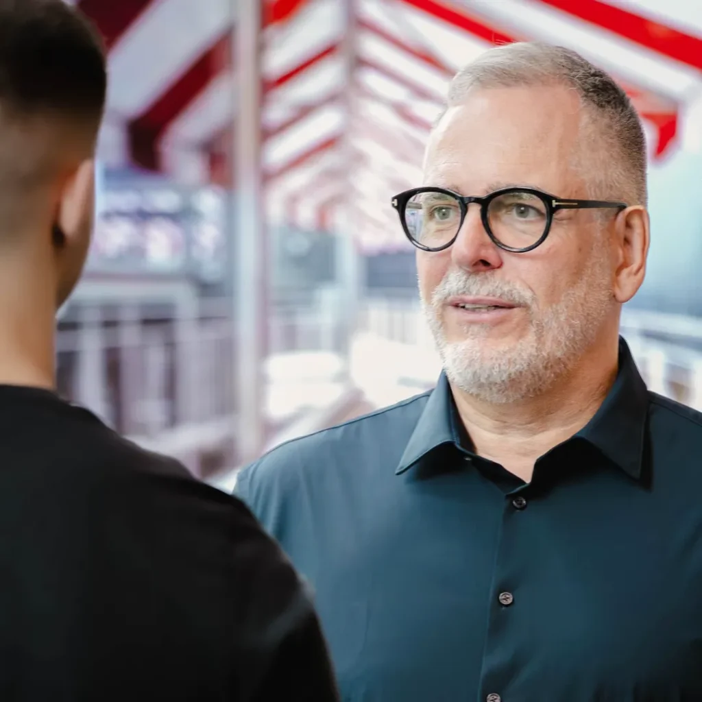 Stefan Reuter im Gespräch mit einem Kunden