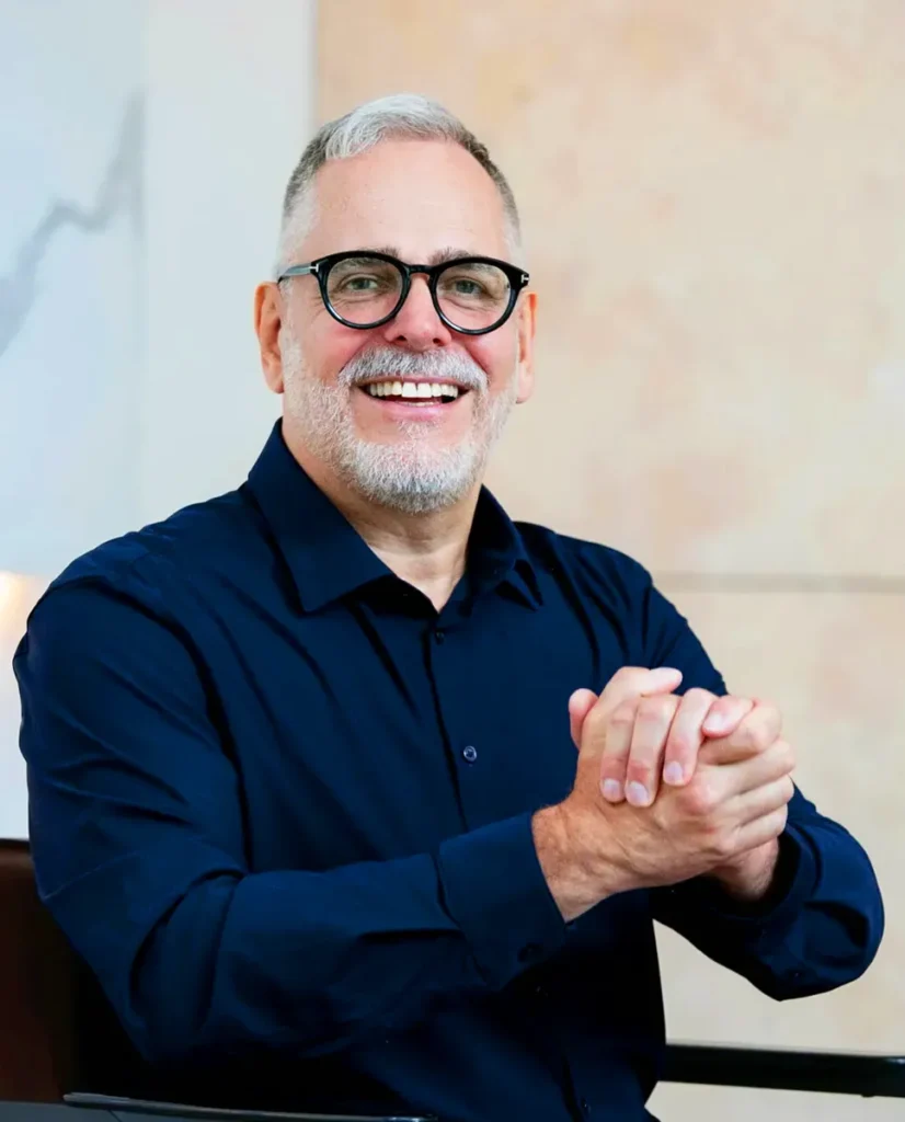 Stefan Reuter lacht den Betrachter freundlich an