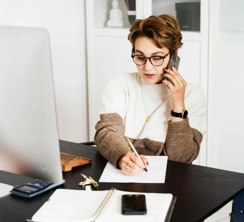 Eine Frau informiert sich über eine Kapitalanlage
